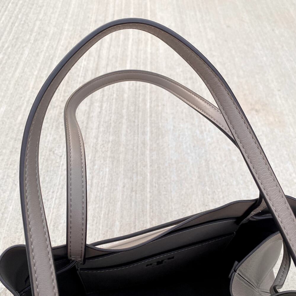 Tory Burch Block T Drawstring 100% Leather Tote B… - image 3